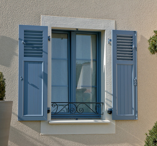 Fenster mit offenen und festgehakten Fensterläden