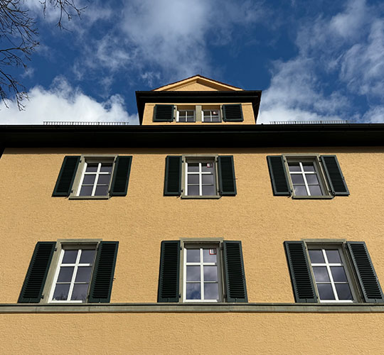 Fenster mit aufgeklappten Fensterläden