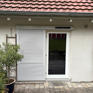 Schiebeladen für Türe