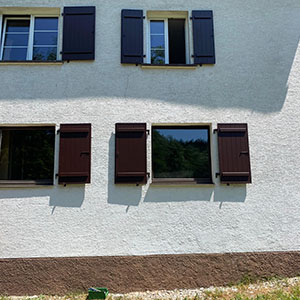 Fensterläden in braun am Haus