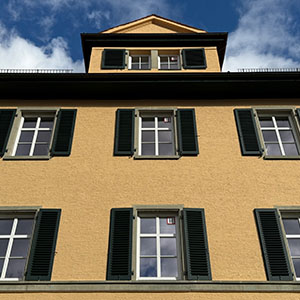 Grüne Fensterläden am Haus