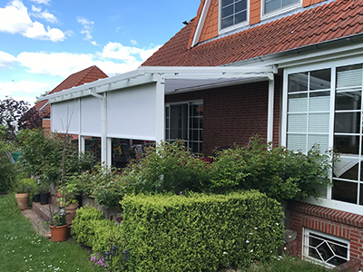 Glasdach AREA classic an einem Haus mit Senkrechtmarkise
