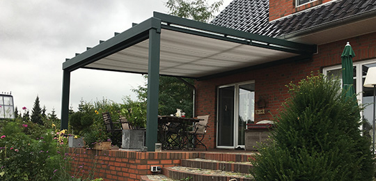 Glasdach AREA von Leiner mit Markise unterm Glas auf Terrasse