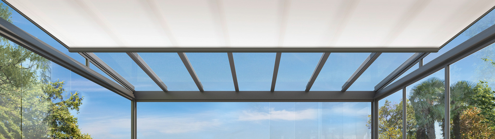 Glasdach mit Markise unterm Glas
