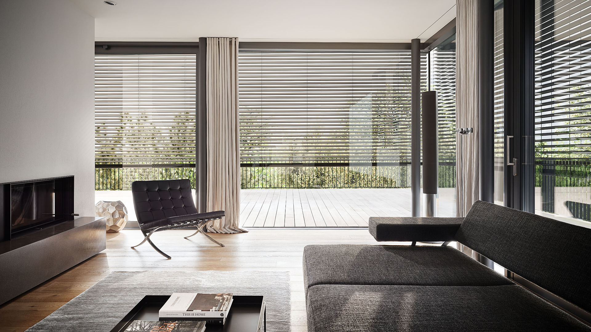 Blick aus Wohnzimmer mit halb heruntergelassenen Jalousien