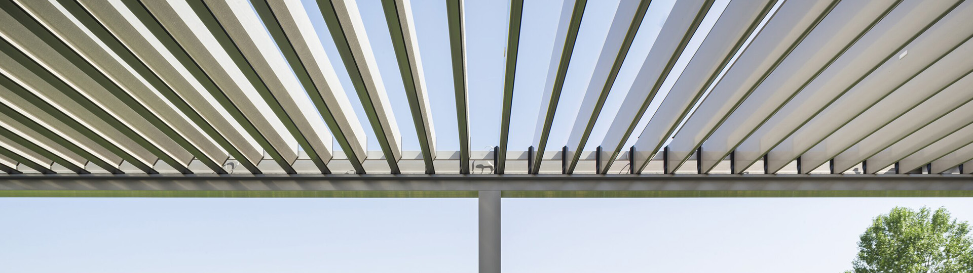 Lamellendach mit geöffneten Lamellen