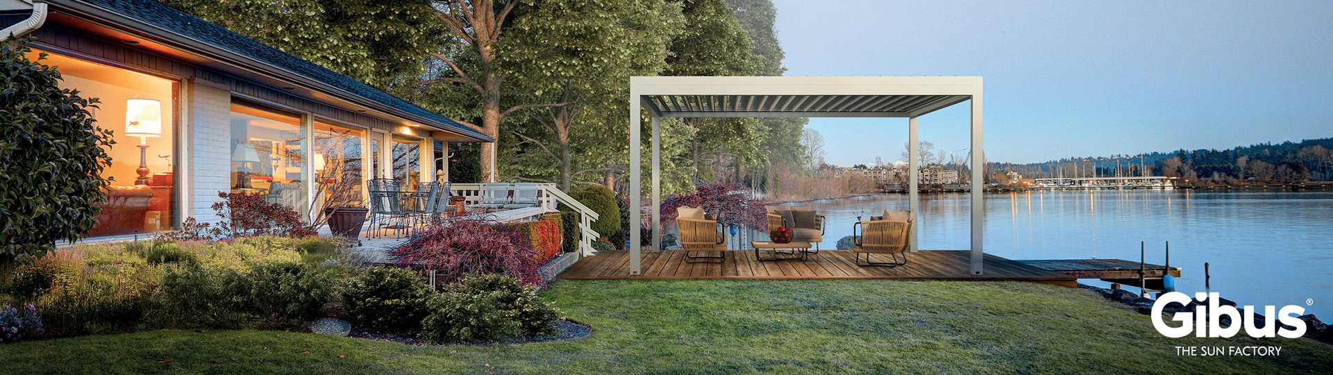 Große überdachte Holzterrasse vor einem Bungalow an einem See