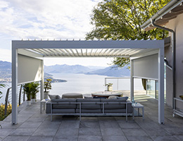 Lamellendach über Sitzgruppe mit Seepanorama im Hintergrund