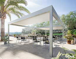 Weiße Lamellendach-Konstruktion auf Terrasse mit Essgruppe