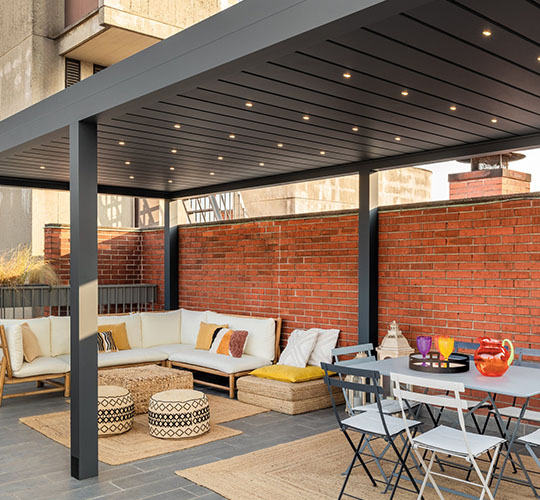 Lamellendach mit Lichtern