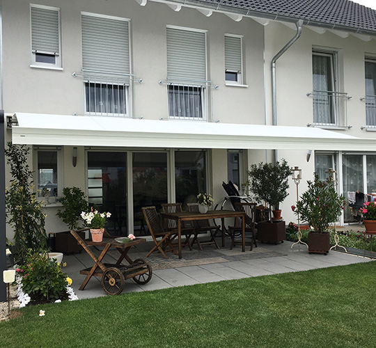 Ausgefahrene Markise über Terrasse