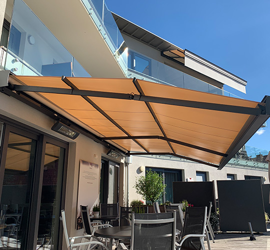 Ansicht von unten auf die Unterseite einer ausgefahrenen Markise