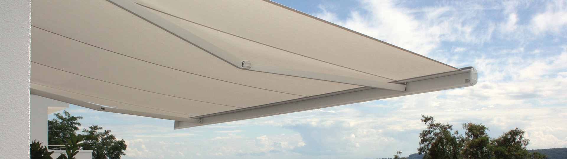 Weit ausgefahrene weiße Markise