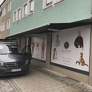 Ausgefahrene Markise an Ladengeschäft