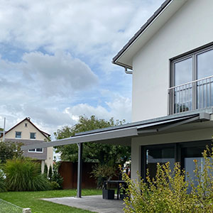 Dunkle Markise am Haus ausgefahren