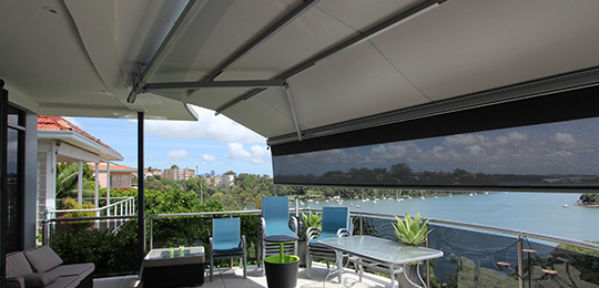Ausgefahrene großflächige Markise über Balkonterrasse