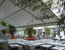 Ausgefahrene großflächige Markise über Sitzgruppe einer Terrasse