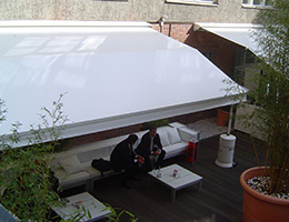 Sicht auf eine ausgefahrene Markise über einer Sitzgruppe