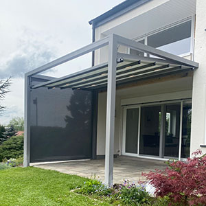 Pergola mit geneigtem Dach und seitlichem Sichtschutz