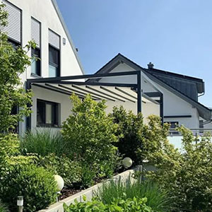 Pergola mit PVC-Tuch teilweise verdeckt von der Gartenbegrünung