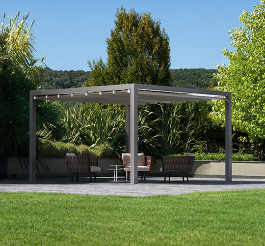 Terrassenmobiliar Sitzgruppe unter Pergola