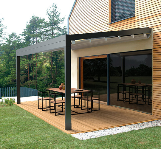 Geneigte Pergola über einer Holzdielenterrasse mit Essgruppe