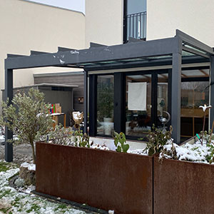 Glasdach auf Terrasse im Schnee