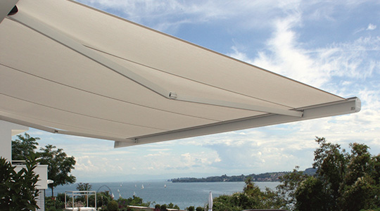 Ausgefahrende Markise weiß