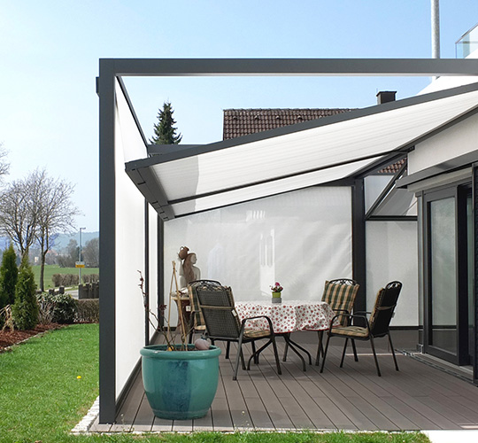 Pergola Typ QBus mit viel Sonnenschutz und Sichtschutz-Screens