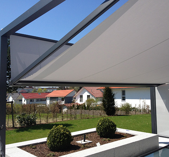 Pergola mit Sonnenschutz-Screen