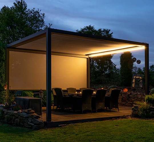 Sonnenschutz QBus mit textilen Sonnenschutz und Sichtschutz in abendlicher Stimmung und Beleuchtung