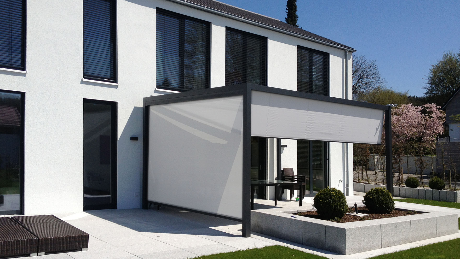 rollladen-bopp-qbus-header Pergola Typ QBus mit Überkopf-Sonnenschutz und seitlicher Sichtschutz-Bespannung