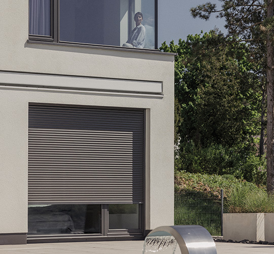 Terrassenausgang mit heruntergelassenem Rollladen