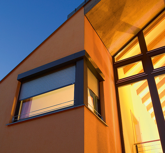 Eckfenster mit halb heruntergelassenen Rollläden
