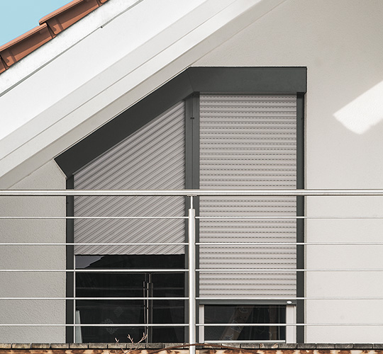 Balkon mit heruntergelassenen Rollläden