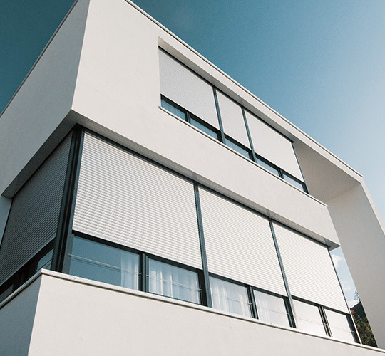 Fensterfront mit heruntergelassenen Rollläden