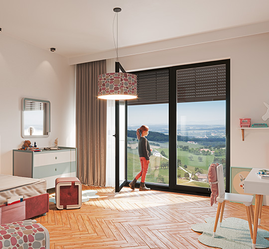 Halb heruntergelassene Rollläden an der Fensterfront eines Kinderzimmers