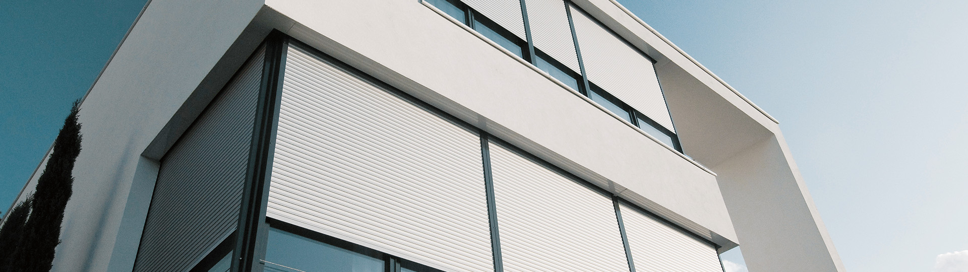 Geschäftshaus mit heruntergelassenen Rollläden