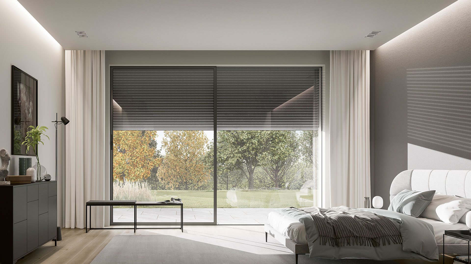 Blick aus einem Schlafzimmer mit halb herunter gelassenen Rollläden