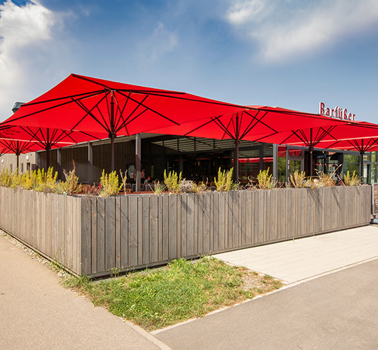 Sonnenschirme bei einem Restaurant