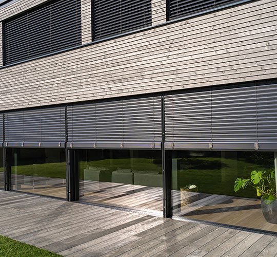 Halbgeöffnete Jalousien am Haus