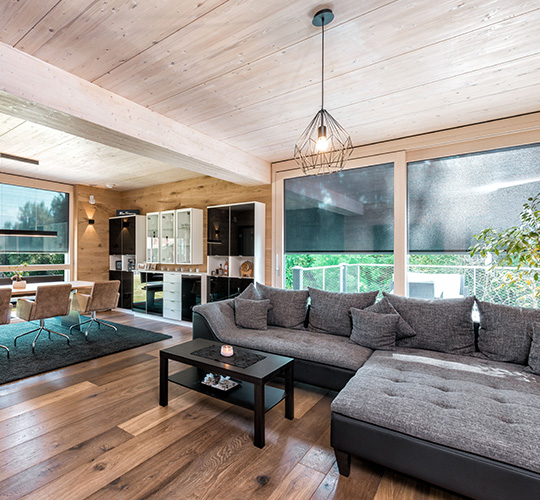 Totale eines Wohnzimmers mit zur Hälfte herabgelassenen Textilscreens