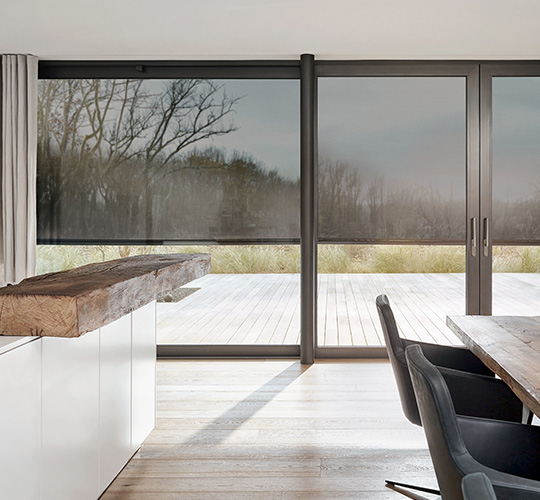 Blick aus Wohnküche mit halb heruntergelassenen Texctilscreens