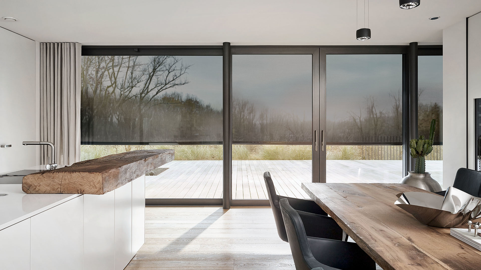 Blick aus Wohnküche mit halb heruntergelassenem Textilscreen