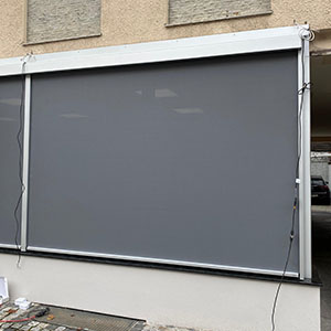 Dunkler Textilscreen ausgefahren