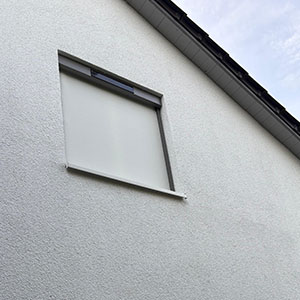 Außenansicht Fenster mit heruntergelassenem Textilscreen