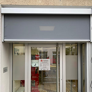 Dunkler Textilscreen ausgefahren