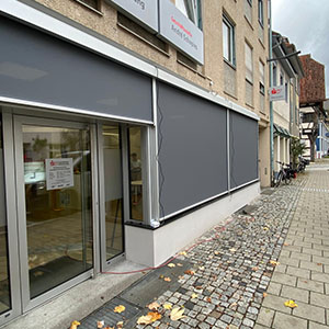 Dunkler Textilscreen ausgefahren