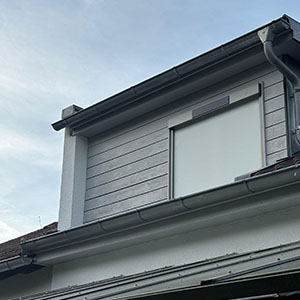 Heller Textilscreen am Fenster ausgefahren