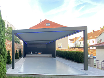 Pergola mit Lamellendach, Sichtschutz und LED-Beleuchtung